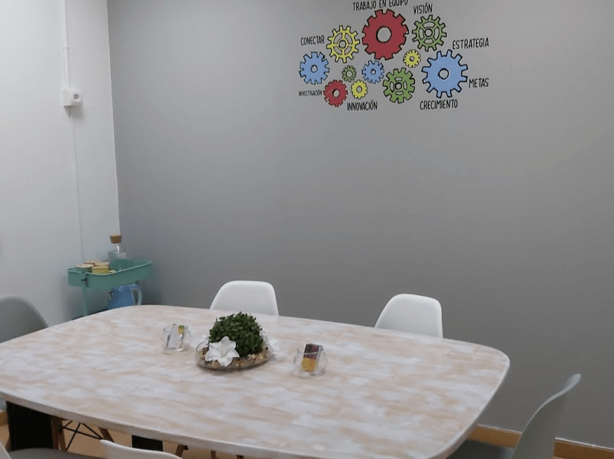 Sala de reuniones con proyector office y pizarra  6 personas  Charlas reuniones conferencias exposiciones showroom